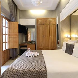 Zimmer mit Kingsize-Bett